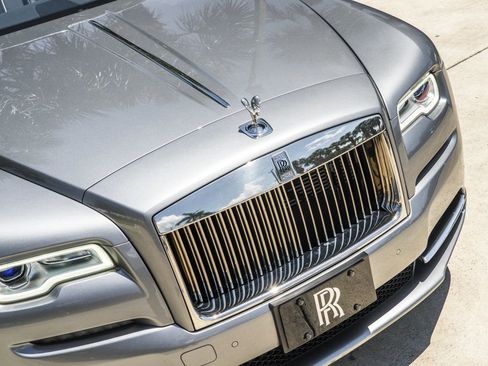 Used 2019 Rolls-Royce Dawn RWD image 13