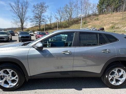 New 2026 Chevrolet Trax LS w/ LS Convenience Package FWD image 6