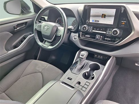 Used 2024 Toyota Highlander LE image 27