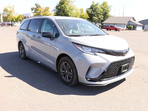 Used 2026 Toyota Sienna XSE AWD/4WD image 3