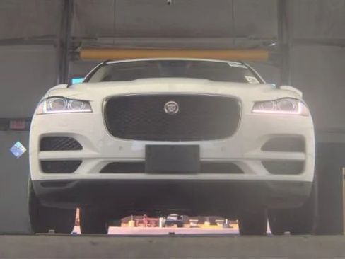 Used 2018 Jaguar F-PACE Prestige image 3