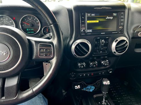 Used 2014 Jeep Wrangler Unlimited Sahara image 21