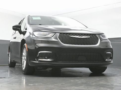 Used 2024 Chrysler Pacifica Touring-L image 53