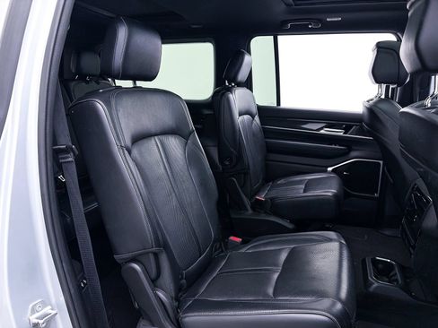 Used 2022 Jeep Wagoneer Series III w/ Premium Group I AWD/4WD image 36
