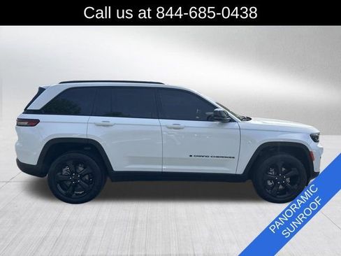 Certified 2025 Jeep Grand Cherokee Limited w/ Luxury Tech Group II image 4