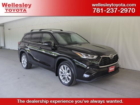 Used 2023 Toyota Highlander Limited AWD/4WD image 1