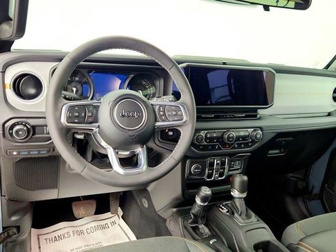 Used 2025 Jeep Wrangler Unlimited Sahara w/ Safety Group AWD/4WD image 12