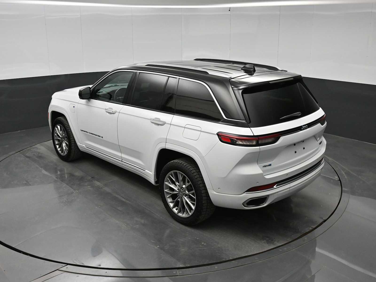 Used 2022 Jeep Grand Cherokee Summit w/ Advanced Protech Group IV AWD/4WD image 28