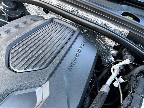 Certified 2025 Porsche Macan AWD/4WD image 34