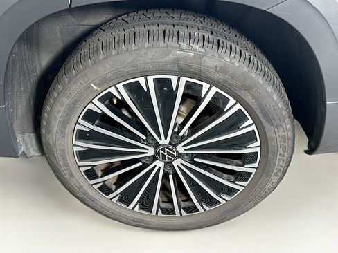 Used 2025 Volkswagen Taos SE FWD image 11
