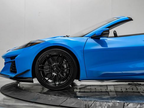 Used 2023 Chevrolet Corvette Z06 w/ Z07 Performance Package RWD image 10