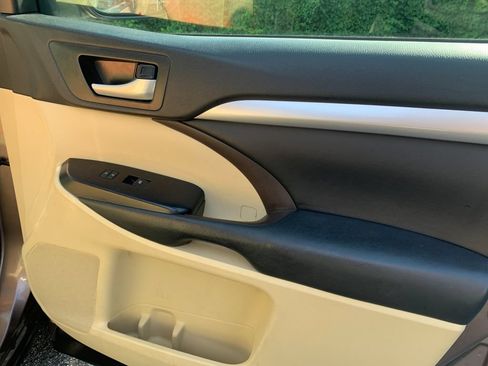 Used 2017 Toyota Highlander XLE AWD/4WD image 22