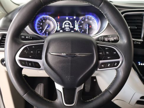 Used 2023 Chrysler Pacifica Touring-L FWD image 3