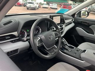 Used 2023 Toyota Highlander L FWD video 2