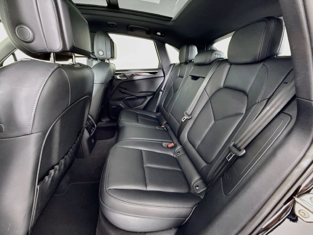 Certified 2025 Porsche Macan AWD/4WD image 24