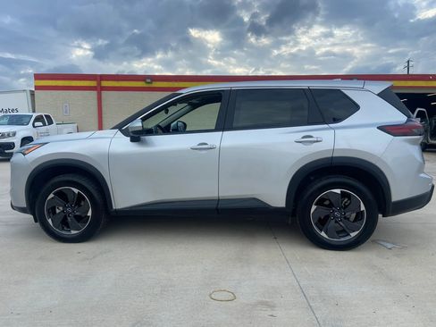 Used 2024 Nissan Rogue SV FWD image 5