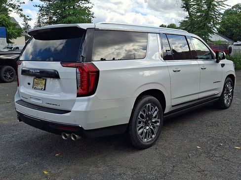 Used 2023 GMC Yukon XL Denali Ultimate AWD/4WD image 8