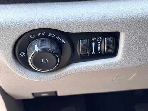 Used 2024 Chrysler Pacifica Limited FWD image 20