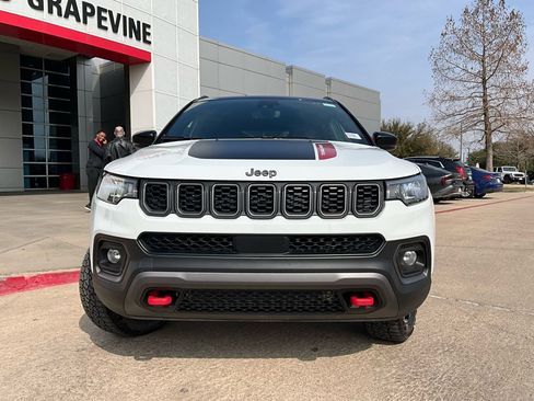 Used 2025 Jeep Compass Trailhawk image 3