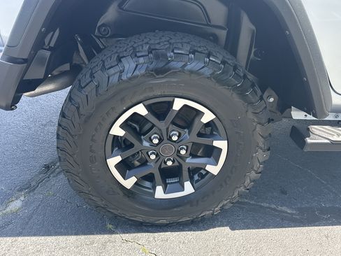 Used 2024 Jeep Wrangler Unlimited Rubicon w/ Convenience Group AWD/4WD image 21