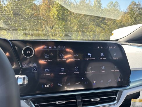 New 2026 Chevrolet Equinox EV LT image 16