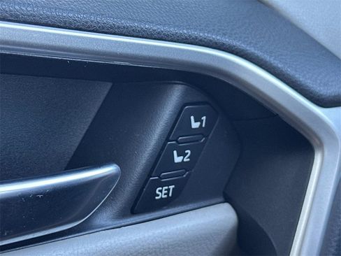 Used 2022 Toyota RAV4 XLE Premium image 16