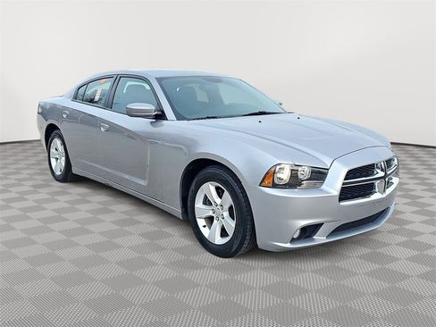 Used 2014 Dodge Charger SXT image 3