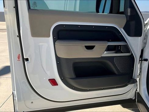 Used 2022 Land Rover Defender 90 X-Dynamic S image 28