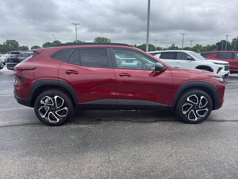 Certified 2025 Chevrolet Trax RS w/ Sunroof Package FWD image 4