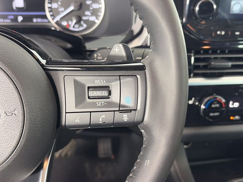 Used 2025 Nissan Pathfinder SL AWD/4WD image 33