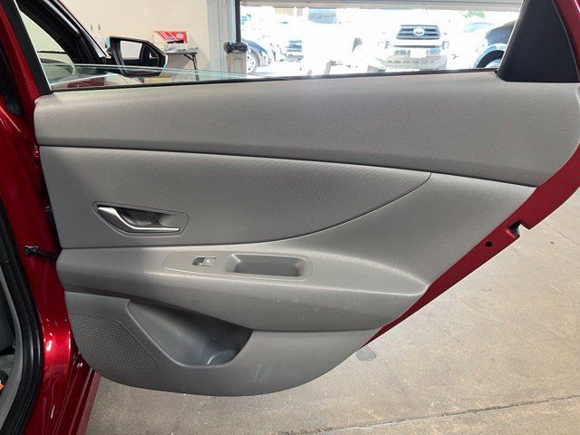 Used 2023 Hyundai Elantra SE FWD image 16