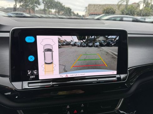 Used 2025 Volkswagen Atlas Cross Sport SE image 17