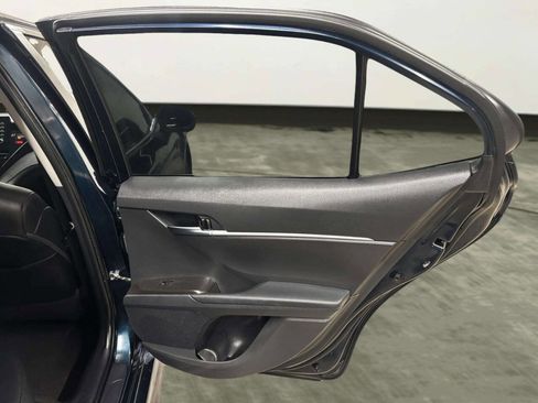 Used 2021 Toyota Camry SE FWD image 17
