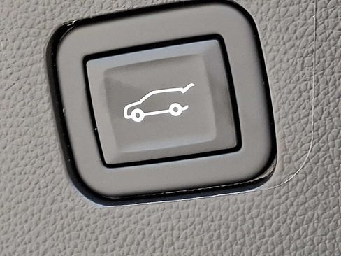 Used 2021 Chevrolet Traverse LT FWD image 28