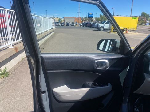 Used 2021 Hyundai Venue SEL w/ Premium Package FWD image 10