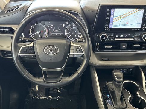 Used 2022 Toyota Highlander XLE FWD image 14