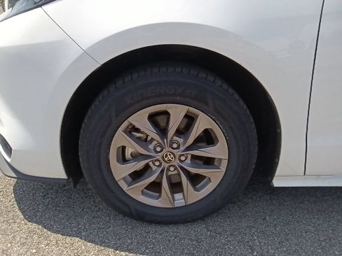 Used 2025 Toyota Sienna LE FWD image 10