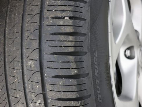 Used 2024 Chrysler Pacifica Limited FWD image 16