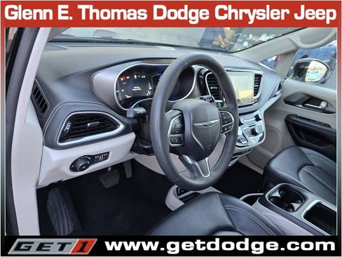 Used 2024 Chrysler Pacifica Select image 13