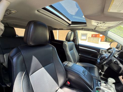 Used 2019 Toyota Highlander XLE AWD/4WD image 33