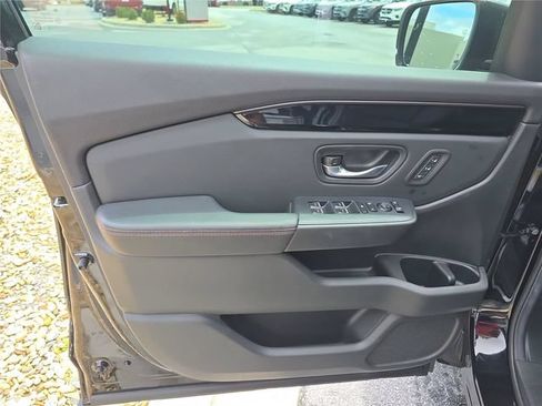 Used 2025 Honda Pilot TrailSport image 19