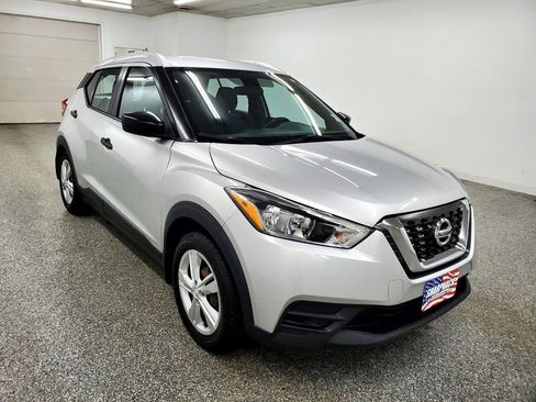 Used 2018 Nissan Kicks S image 3