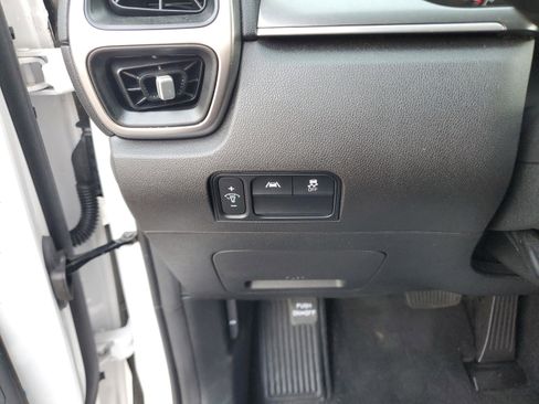 Used 2023 Kia Sorento LX image 31