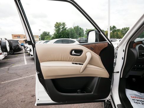 Used 2023 Nissan Armada SL w/ Captain's Chairs Package AWD/4WD image 11