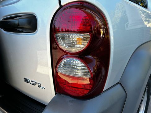 Used 2005 Jeep Liberty Sport AWD/4WD image 7
