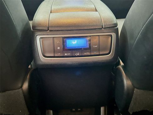 Used 2019 Toyota Highlander XLE image 18