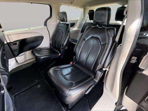 Used 2022 Chrysler Pacifica Touring-L FWD image 20