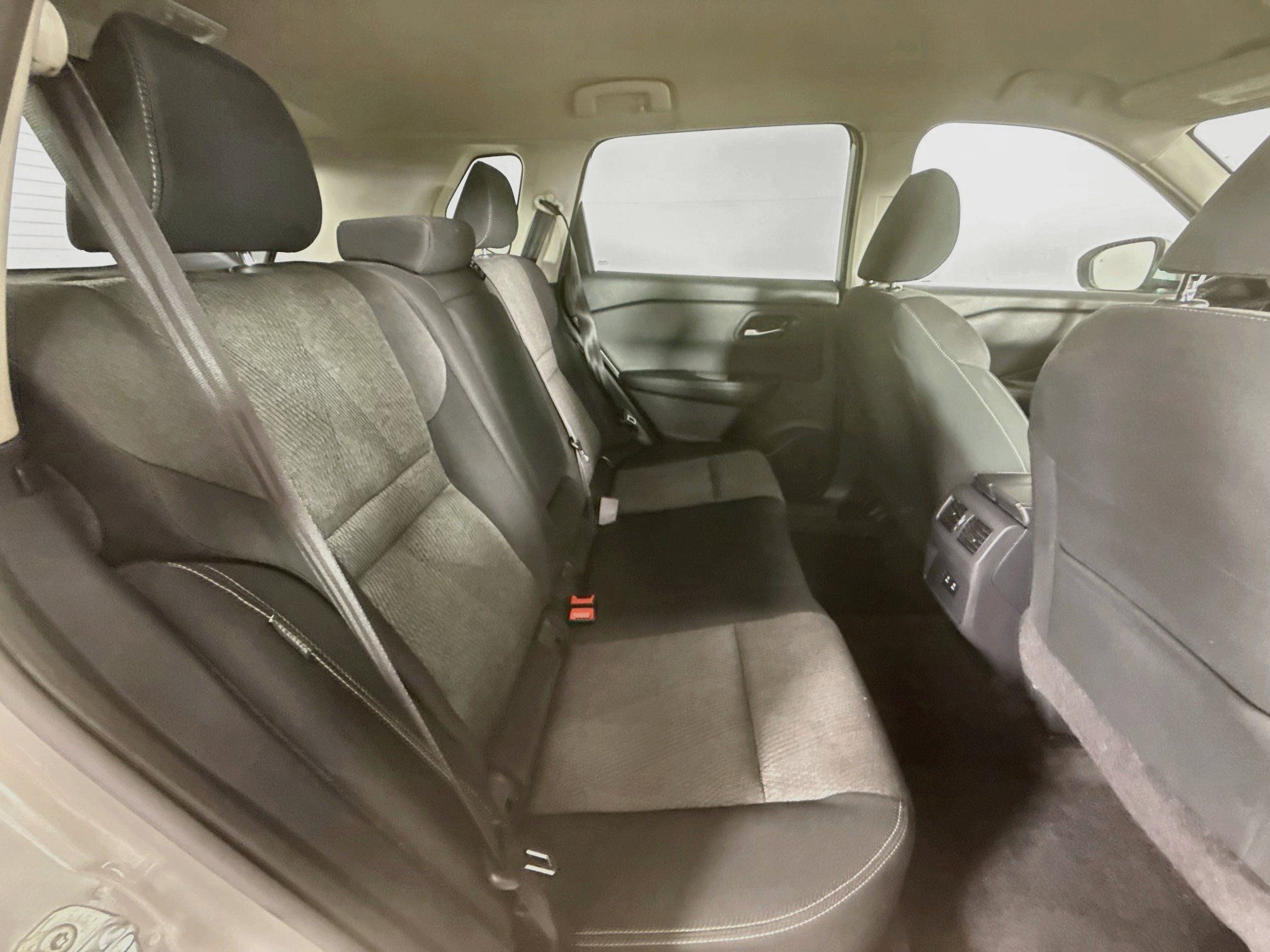 Used 2025 Nissan Rogue SV FWD image 32