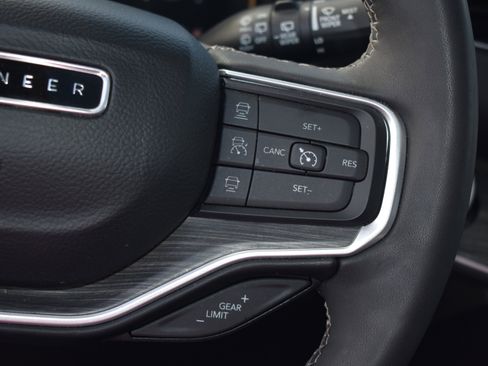 Used 2024 Jeep Wagoneer L Series II w/ Premium Group I image 15