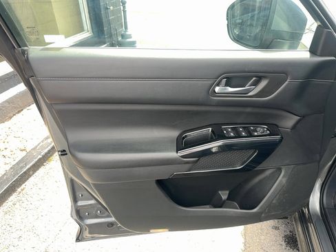 Used 2022 Nissan Pathfinder SV AWD/4WD image 16